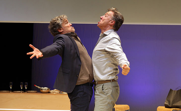 Timothy Peach, Martin Armknecht bei „Die Kehrseite der Medaille“ (Komödie im Bayerischen Hof)  (©Foto Dietrich Dettmann)
